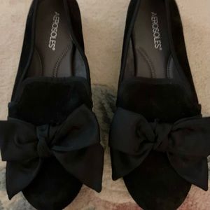Women's EUC Aerosoles 'Drive About' black suede flat with bow. size 9.5